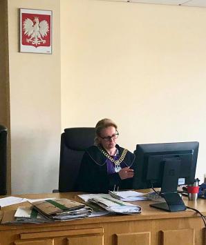 [VIDEO]: Zasztyletowana nauczycielka, noże w warszawskiej szkole, potwierdzone groźby zabicia 10-letniej dziewczynki! Ale dziś sędzia Małgorzata Orzech-Placek ukarała, skierowanego przez Policję do osądzenia, grożącego śmiercią ucznia - UPOMNIENIEM!!!