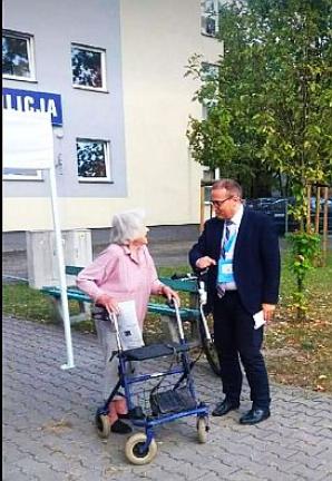 Dlaczego Łukasz Jeziorski, burmistrz dzielnicy Warszawa-Wawer z koalicji PO.N nie zajął się zagrożeniem nożami i przemocą w podległej sobie szkole? Dlaczego nie zareagował, kiedy widział policjantów zabezpieczających monitoring po kolejnym przestępstwie?