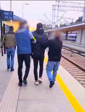 [VIDEO] Poszukiwany od 2019 roku Adam Z. zatrzymany na dworcu w Zakopanem