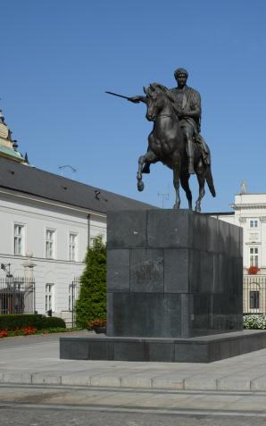 Emeryci i młodzi potem. Andrzej Duda najpierw będzie stawiał pomnik smoleński przed Pałacem Prezydenckim