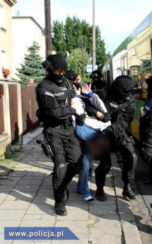 Poznań: Zaatakował 74-latka nożem. Przejął autobus. Został zatrzymany