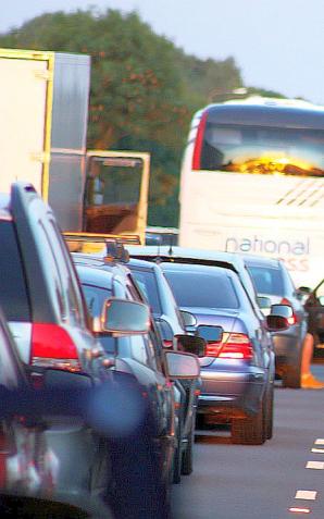 Za 4 lata na świecie będzie 1,2 mld samochodów. Konieczne są nowoczesne rozwiązania zmniejszające emisję