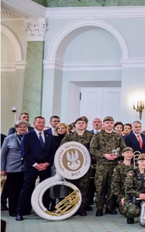 [VIDEO] Na zaproszenie Pary Prezydenckiej – Agaty Kornhauser–Dudy i Andrzeja Dudy – Orkiestra Reprezentacyjna Wojsk Obrony Terytorialnej uświetniła spotkanie z darczyńcami i organizatorami pomocy dla poszkodowanych podczas powodzi