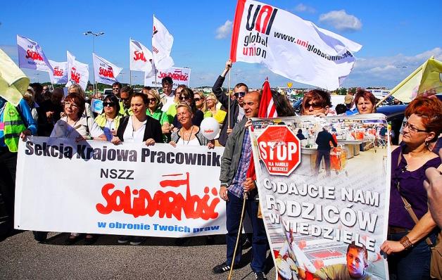 Chcą wolnych niedziel i płac na poziomie europejskim. Międzynarodowa pikieta handlowców przed Auchan w Gdańsku