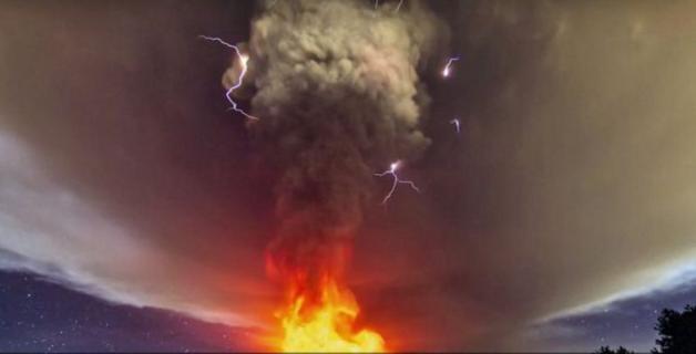 Wściekła Etna strzela lawą