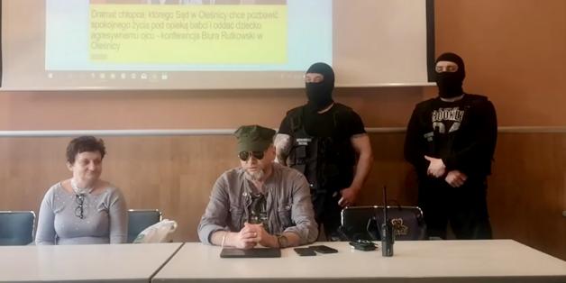 [VIDEO] Dramat chłopca, którego Sąd w Oleśnicy chce pozbawić spokojnego życia pod opieką babci i oddać agresywnemu ojcu - konferencja Biura Rutkowski w Oleśnicy