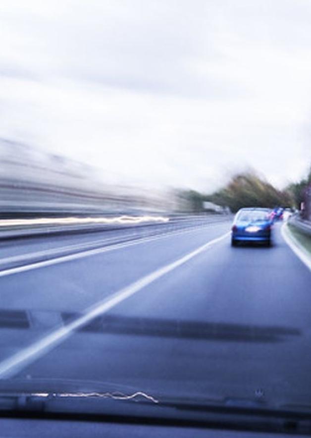 [VIDEO] Pędził ponad 205 km/h po drodze krajowej, bo nie chciał się dać wyprzedzić – został zatrzymany przez policjantów