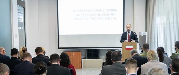 Spotkanie wiceministra Marcina Przydacza z ambasadorami państw członkowskich UE w Polsce. Omówiono politykę bezpieczeństwa i działań podejmowanych przez Rosję i Białoruś na różnych płaszczyznach (wojskowej, surowcowej, informacyjnej)