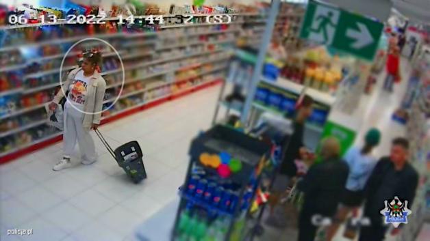Uwaga! Ta kobieta odpowiedzialna jest za przestępstwo na tzw. Wnuczka. Oszustka wykorzystała 81-letnią seniorkę