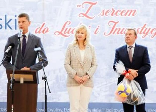 Wiceminister Dariusz Piontkowski uczestniczył w otwarciu hali sportowej w Stawiskach