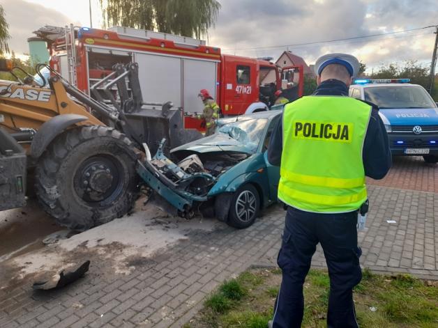 21-latek uciekał przed policją, uderzył w koparkę. Został przetransportowany śmigłowcem do szpitala