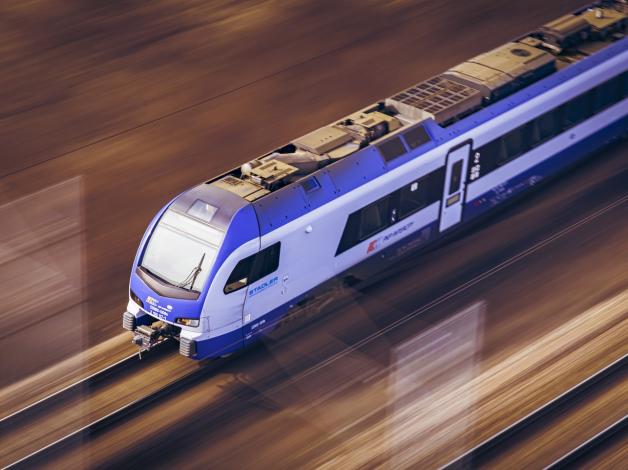 Po 1,5 roku działania PKP Intercity wprowadza zmiany w zasadach funkcjonowania oferty Taniej z Bliskimi.