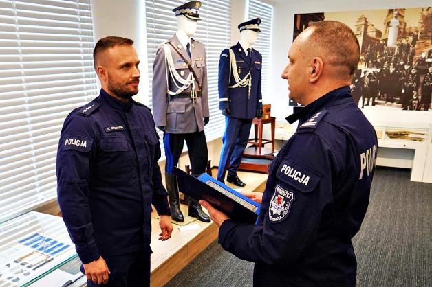 [VIDEO] Starszy aspirant Łukasz Grabowski wskoczył do Wisły i uratował życie 16-latki. Gratulacje dla toruńskiego policjanta!